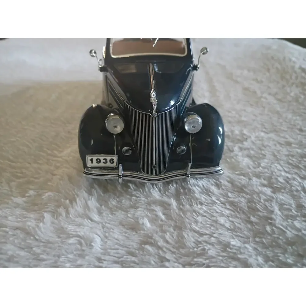 Danbury Mint 1:24 Scale Diecast 1936 Ford Deluxe Cabriolet with Box/Title NM